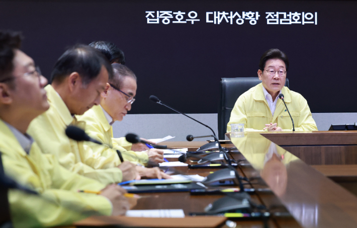 이재명 대통령이 18일 정부서울청사 중앙재난안전상황실 서울상황센터에서 집중호우 대처상황 점검회의를 주재하고 있다. 연합뉴스