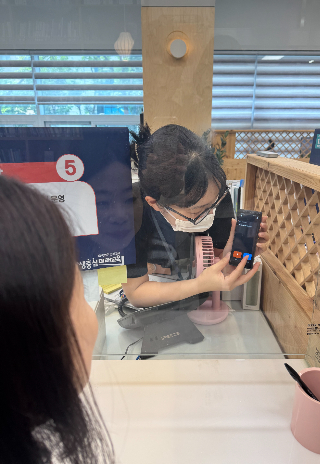 전북교육청 고객지원실에 비치된 인공지능 통번역기. 전북교육청 제공