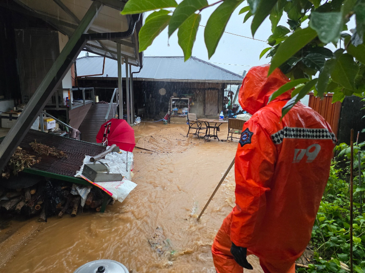 전북 전역에 호우특보가 발효돼 지난 16일부터 많은 비가 내렸다. 순창엔 17일 하루에만 300mm 넘는 많은 비가 내렸다. 사진은 17일 오후 5시 35분쯤 많은 비로 주택에 고립된 A(80대)를 구조하기 위해 접근하는 소방대원의 모습. 전북소방본부 제공