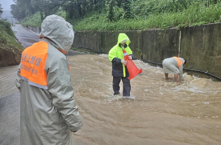 17일 오후, 경주 하동지하차도에서 의용소방대가 침수된 배수로를 정비하고 있다. 경주시 제공