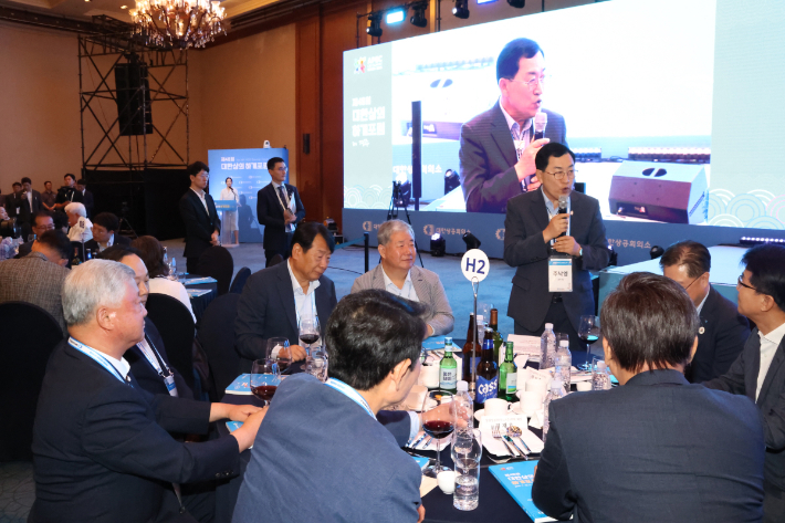 주낙영 경주시장이 '제48회 대한상의 하계포럼' 개막식에 참석해 건배사를 하고 있다. 경주시 제공