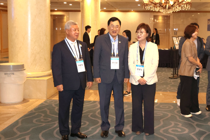 주낙영 경주시장이 '제48회 대한상의 하계포럼' 개막식에 참석해 기념사진을 촬영하고 있다. 경주시 제공