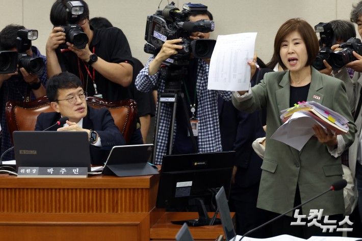 18일 서울 여의도 국회 보건복지위원회에서 열린 정은경 보건복지부 장관 후보자 인사청문회에서 국민의힘 김미애 간사가 정 후보자 배우자의 주식거래 내역에 대한 자료 제출이 미흡하다며 항의하고 있다.