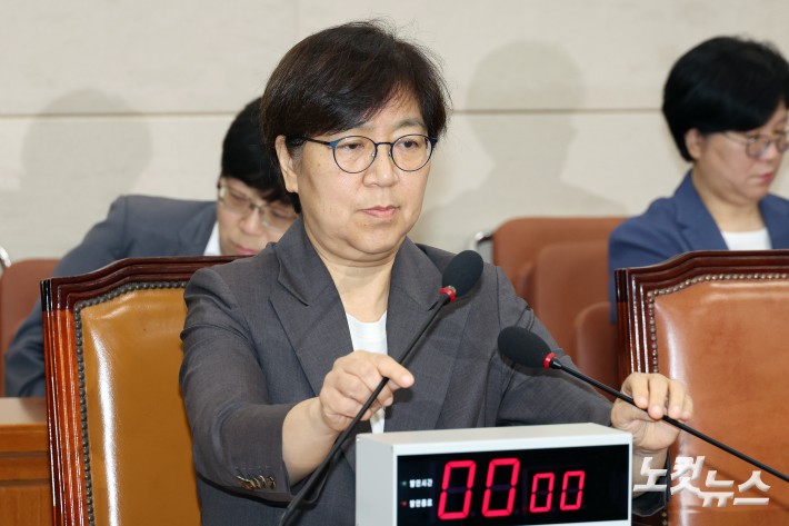 정은경 보건복지부 장관 후보자가 18일 서울 여의도 국회 보건복지위원회에서 열린 인사청문회에서 마이크를 만지고 있다.