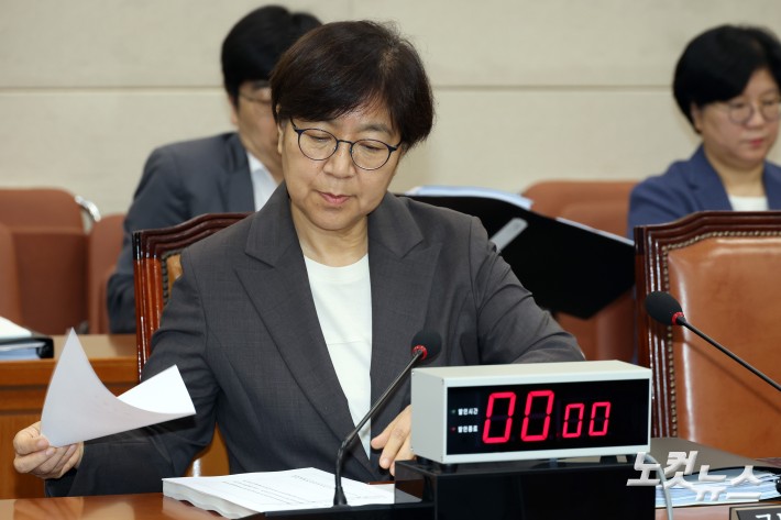 정은경 보건복지부 장관 후보자가 18일 서울 여의도 국회 보건복지위원회에서 열린 인사청문회에서 준비한 자료를 확인하고 있다.