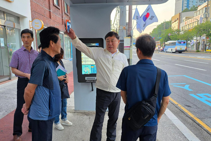 김종훈 울산동구청장이 버스정류장에서 주민들로부터 버스 노선 개편에 대한 의견을 청취하고 있다. 동구청 제공