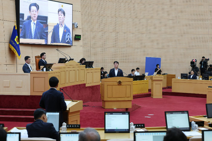 서동욱 전남도의원이 18일 전남도의회 도정질의에서 전남도를 상대로 개발사업의 이익환수 실태를 집중 질타했다. 전남도의회 제공