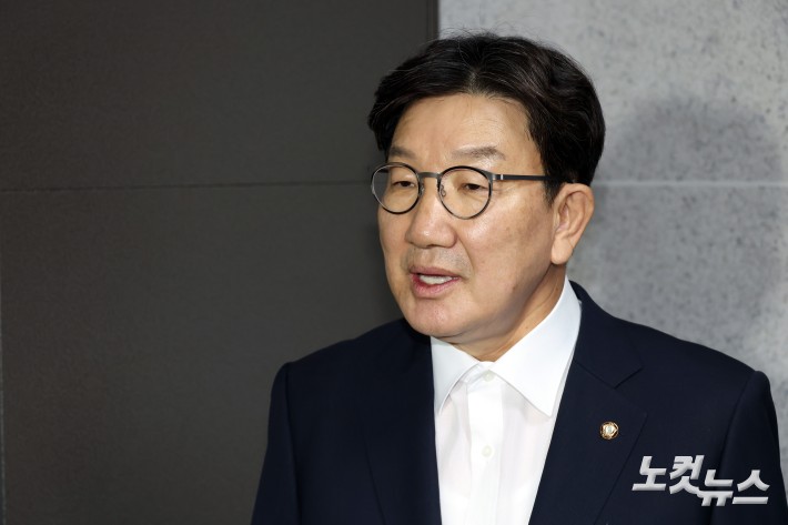 국민의힘 권성동 의원이 18일 서울 여의도 국회 의원회관 자신의 의원실 앞에서 김건희 특검의 압수수색과 관련 입장을 밝히고 있다.