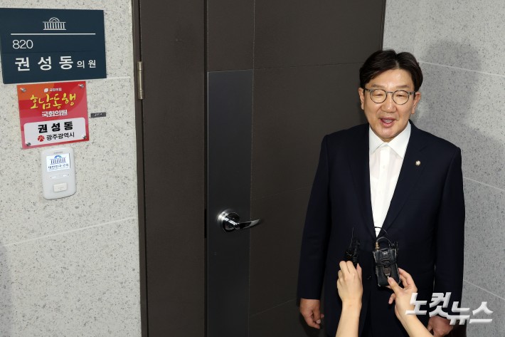 국민의힘 권성동 의원이 18일 서울 여의도 국회 의원회관 자신의 의원실 앞에서 김건희 특검의 압수수색과 관련 입장을 밝히고 있다.