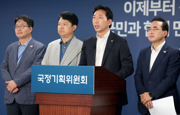 이정헌 국정기획위원회 경제2분과 기획위원이 18일 서울 종로구 정부서울청사 창성동 별관에서 전세사기 피해자 간담회 사후 브리핑을 하고 있다. 연합뉴스