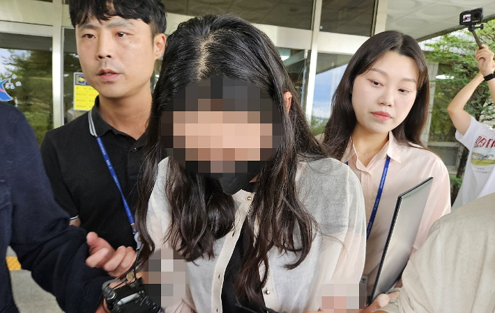 '시험지 절취' 기간제 교사 구속 송치…학부모에게서 수천만원 받아