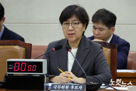 정은경 보건복지부 장관 후보자가 18일 서울 여의도 국회 보건복지위원회에서 열린 인사청문회에서 의원 질의에 답변을 하고 있다.