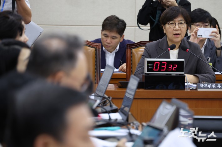 정은경 보건복지부 장관 후보자가 18일 서울 여의도 국회 보건복지위원회에서 열린 인사청문회에서 의원 질의에 답변을 하고 있다.