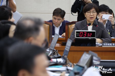 정은경 보건복지부 장관 후보자가 18일 서울 여의도 국회 보건복지위원회에서 열린 인사청문회에서 의원 질의에 답변을 하고 있다.