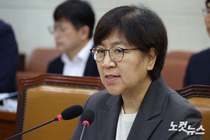 정은경 보건복지부 장관 후보자가 18일 서울 여의도 국회 보건복지위원회에서 열린 인사청문회에서 의원 질의에 답변을 하고 있다.