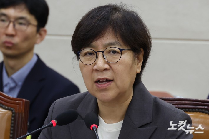 정은경 보건복지부 장관 후보자가 18일 서울 여의도 국회 보건복지위원회에서 열린 인사청문회에서 의원 질의에 답변을 하고 있다.