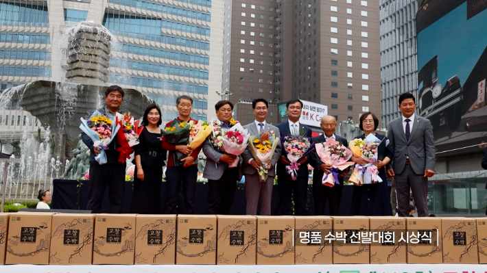 명품 수박 선발대회 시상식. 노컷TV 캡처