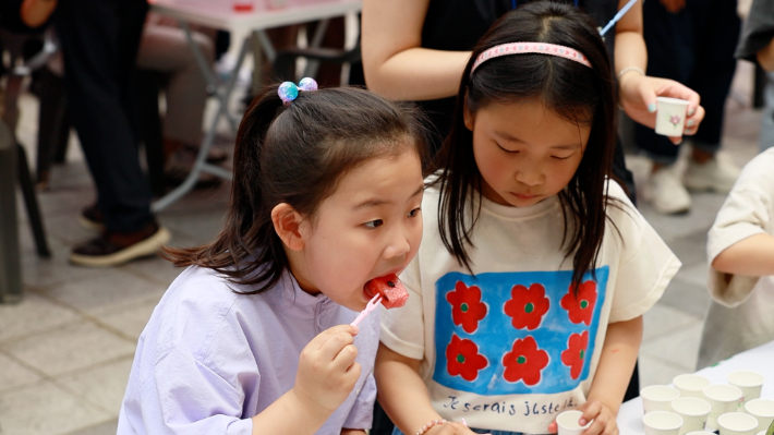 고창수박 무료 시식회에 참여하는 어린이들. 노컷TV 캡처