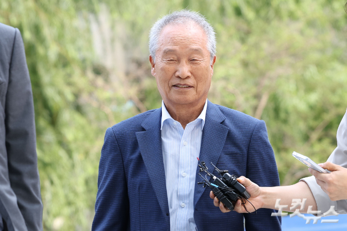 삼부토건 조성옥 전 회장이 10일 오전 서울 종로구 KT광화문빌딩 웨스트에 마련된 김건희 특검 사무실에 피의자 신분으로 출석하고 있다. 류영주 기자