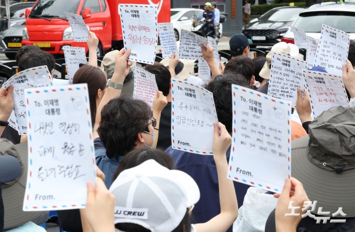 공무원 노조가 18일 오후 서울 종로구 경복궁 서십자각터 인근에서 열린 공무원 임금인상 요구 청년공무원&nbsp;300인 집회에서 구호를 외치고 있다.