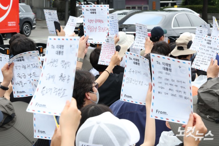 공무원 노조가 18일 오후 서울 종로구 경복궁 서십자각터 인근에서 열린 공무원 임금인상 요구 청년공무원&nbsp;300인 집회에서 구호를 외치고 있다.