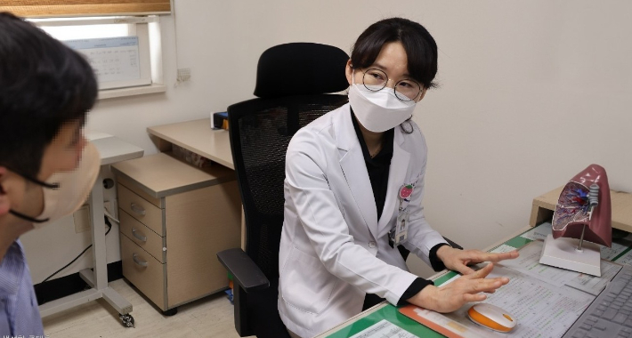 포항세명기독병원 호흡기내과 김지선 과장이 진료하고 있다. 포항세명기독병원 제공 