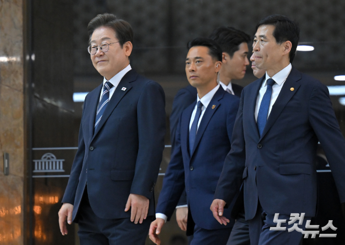 이재명 대통령이 26일 오전 서울 여의도 국회에서 2025년도 제2회 추가경정예산안에 대한 정부의 시정연설을 마치고 본회의장을 나서고 있다. 윤창원 기자