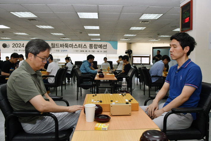 지난해 열린 삼성화재배 통합예선 시니어조 결승. 유창혁(사진 왼쪽) vs 이창호. 한국기원 제공