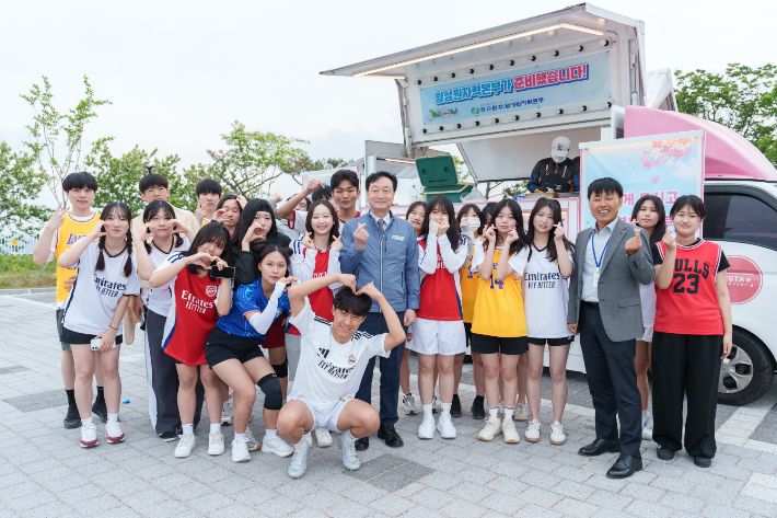 월성본부 정원호 본부장이 학생들과 단체사진을 촬영하고 있다. 월성본부 제공