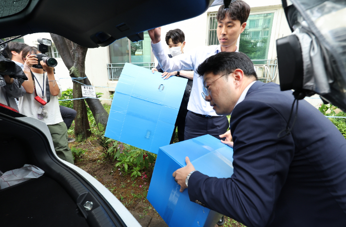 '12·3 비상계엄' 관련 내란·외환 사건을 수사하는 조은석 특별검사팀이 17일 이상민 전 행정안전부 장관의 주거지인 서울 강남구 자택을 압수수색을 한 뒤 압수품을 차에 싣고 있다. 연합뉴스
