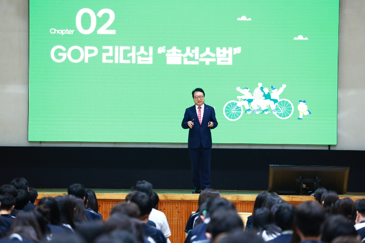 손병복 울진군수가 자율형공립고 2.0 운영을 위한 초청 특강에서 자신의 경험담을 이야기 하고 있다. 울진군 제공