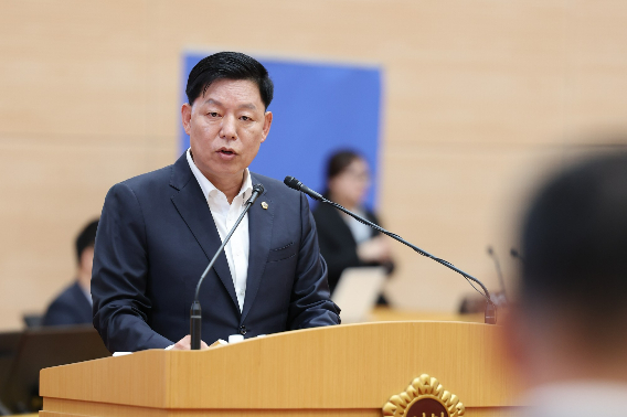 전라남도의회 김정희 교육위원장(더불어민주당.순천 3)은 18일 제392회 임시회 제2차 본회의에서 도정질문을 실시했다. 전라남도의회 제공