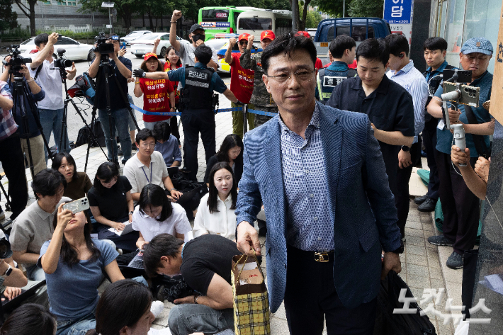 임성근 전 해병대 1사단장이 2일 서울 서초구 순직해병 특검 사무실에 피의자 신분으로 출석하며 입장을 밝히고 있다. 이날 현판식을 시작으로 수사를 공식 개시한 특검은 첫날부터 핵심 피의자인 임 전 사단장을 소환 조사했다. 류영주 기자