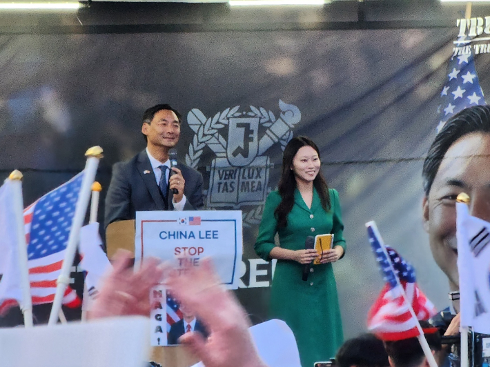 모스탄 미국 리버티대 교수     (서울=연합뉴스) 정윤주 기자 = 부정선거 음모론으로 논란을 빚어온 모스 탄(한국명 단현명) 전 미국 국제형사사법대사(리버티대 교수)가 15일 서울대 정문 앞에서 간담회를 열고 윤석열 전 대통령의 비상계엄 선포를 옹호하고 있다. 2025.7.15     photo@yna.co.kr (끝)   <저작권자(c) 연합뉴스, 무단 전재-재배포, AI 학습 및 활용 금지> 연합뉴스