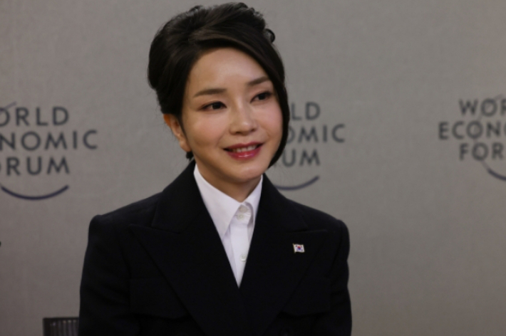 김건희 특검, '샤넬백 선물' 통일교 전 간부 20일 소환