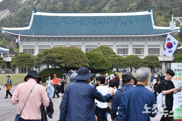 '청와대 출입문에 낙서' 40대 여성, 경찰 조사 후 응급입원