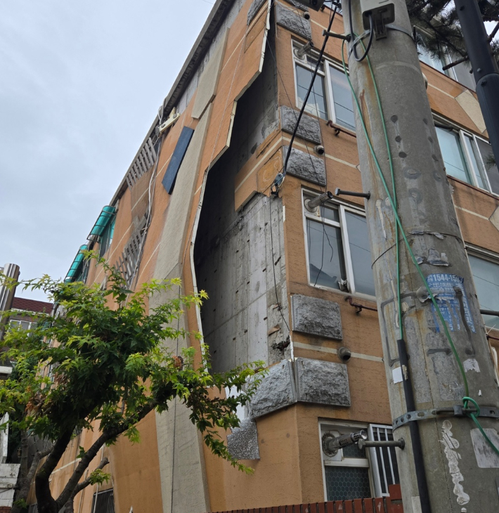 최근 지속된 집중 호우에 인천 미추홀구의 한 빌라 외벽이 탈락한 모습. 인천시 제공