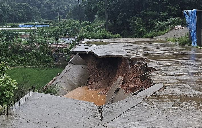 인천시 옹진군 영흥면 도로 붕괴 현장. 인천시 제공