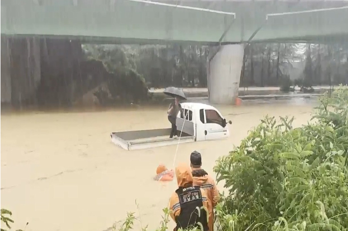 산청군 지하차도 침수 차량 구조. 경남소방본부 제공 