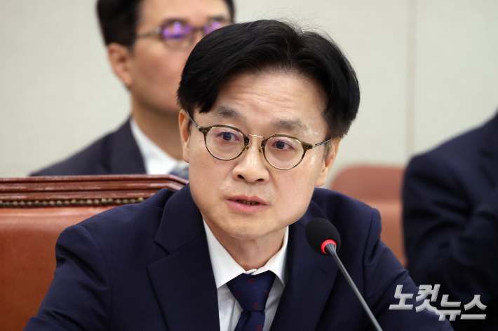 김정관 산업통상자원부 장관 후보자가 17일 서울 여의도 국회에서 열린 산업통상자원중소벤처기업위원회 인사청문회에서 의원 질의에 답변을 하고 있다. 윤창원 기자