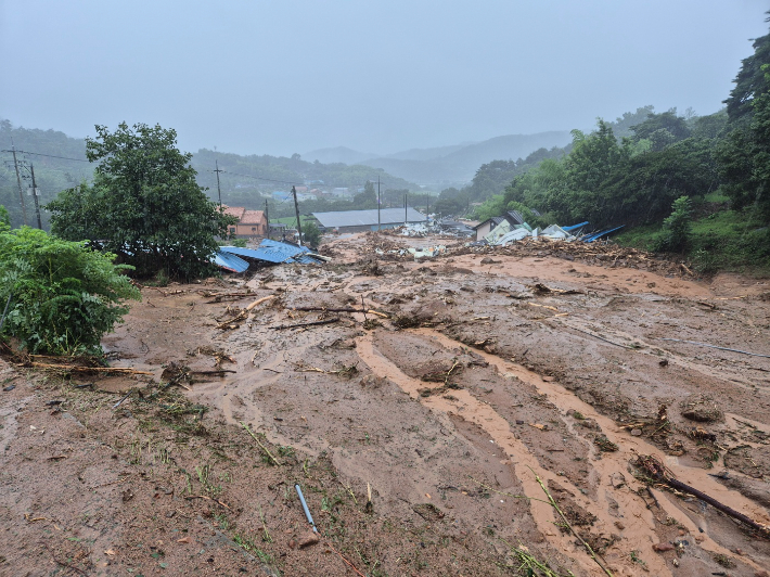 산청군 토사 유출. 경남소방본부 제공 