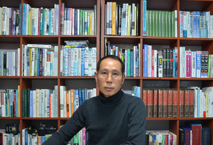 혈세 낭비 논란이 일었던 용인경전철 사업에 대해 전 용인시장 등을 상대로 손해배상청구 소송을 제기해 승소한 주민소송단이 백서를 제작한다. 사진은 주 집필을 맡을 오이천 국제사이버대학교 교수. 오이천 교수 제공