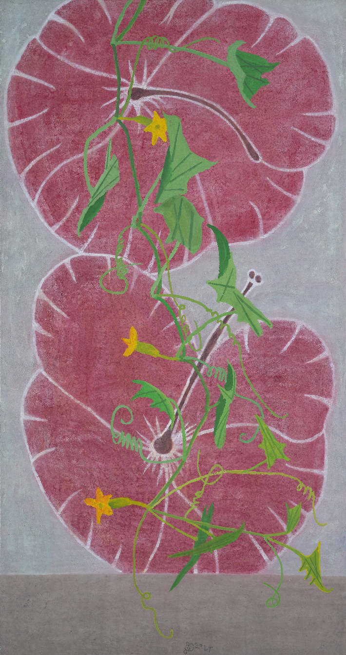 김선두, '지지않는 꽃', 장지에 분채, 143x75cm(2024). 갤러리밈 제공
