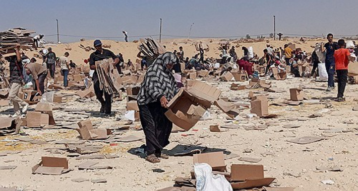 구호품 배급소 인근에 모여든 팔레스타인 사람들. 연합뉴스