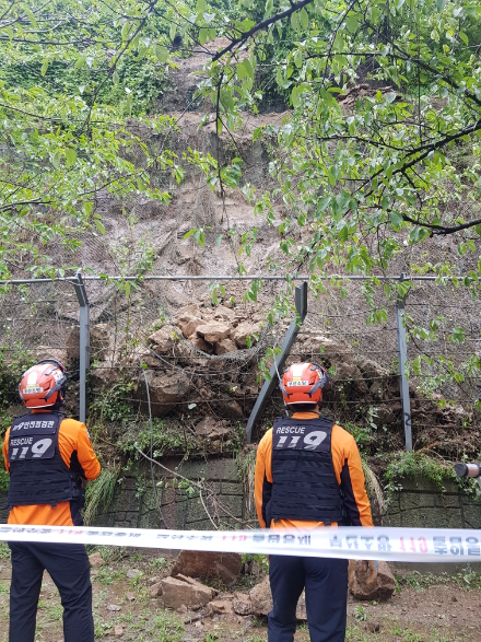 19일 부산 강서구 송정동 한 야산에서 돌무더기가 굴러떨어져 소방당국이 안전조치에 나선 모습. 부산소방재난본부 제공