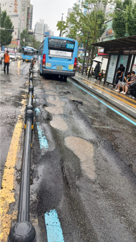 19일 부산 동래구 명륜동 한 도로에 포트홀이 발생한 모습. 부산소방재난본부 제공