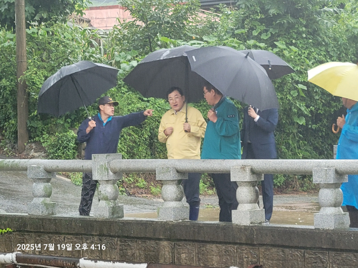 주낙영 경주시장이 19일 오후 외동읍 석계2리 일대 석계천 제방과 도로 유실 현장을 찾아 관계자들과 복구 상황을 점검하고 있다. 경주시 제공