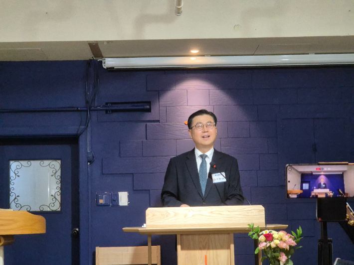 대흥교회 김기현 목사가 말씀 선포를 하고있다. 자료사진