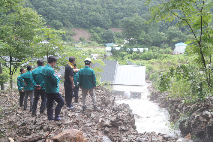 육동한 춘천시장은 20일 춘천시 사북면 지암리 등 피해가 발생한 지역에 현장점검을 나섰다. 춘천시 제공