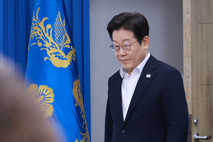 이재명 대통령이 17일 서울 용산 대통령실 청사에서 열린 4차  수석·보좌관 회의에 입장하고 있다. 연합뉴스